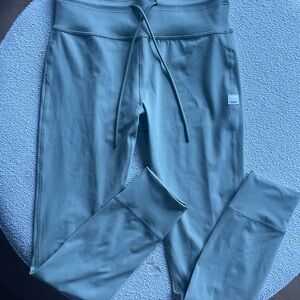 Vuori daily leggings in “sprout”